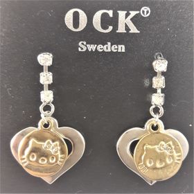 Söta örhängen med silverfärgade hjärtan och guldfärgade katthuvuden samt strass