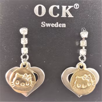 Söta örhängen med silverfärgade hjärtan och guldfärgade katthuvuden samt strass