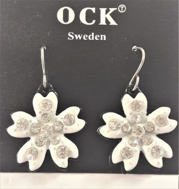 Örhänge med vit blomma och strass