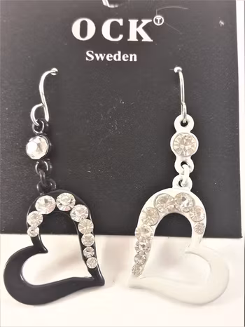 Örhänge med svart och vitt hjärta med strass