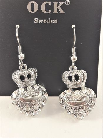 Örhänge med silverfärgat hjärta, krona och strass
