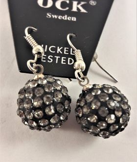 Örhänge som gnistrande grå boll