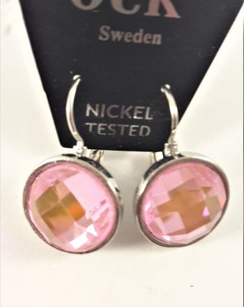 Örhänge med silverfärg och rosa facett
