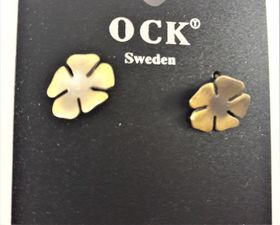 Guldfärgat örhänge i form av blomma