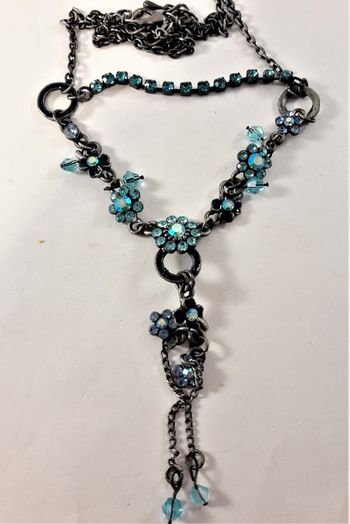Halsband med kedja och blommor med strass, blå