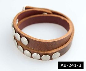 Läderarmband med runda nitar, brun