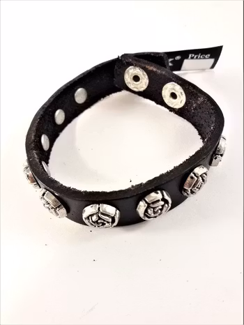 Armband Svart Läder med Rosor i Metall