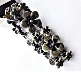 Armband med Blomdetaljer Grå och Svart