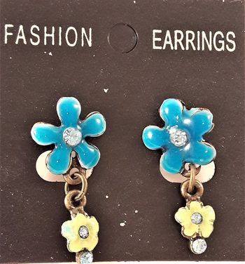 Emaljerat, blågrönt örhänge i form av blomma med liten blomma och strass