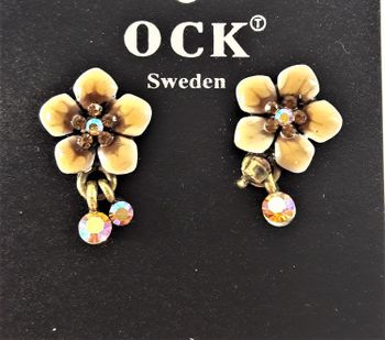 Emaljerat, brunt örhänge i form av fembladig blomma och strass