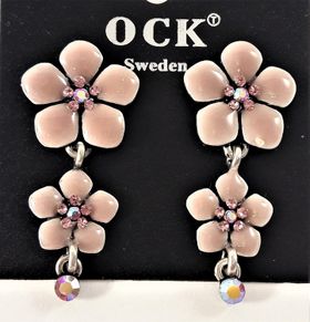 Emaljerat, rosa örhänge i form av fembladig blomma med liten blomma och strass