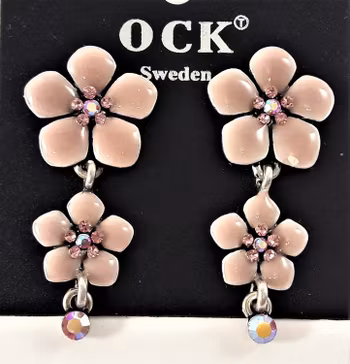 Emaljerat, rosa örhänge i form av fembladig blomma med liten blomma och strass