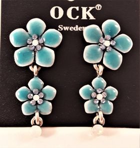 Emaljerat, turkos örhänge i form av fembladig blomma med liten blomma och strass