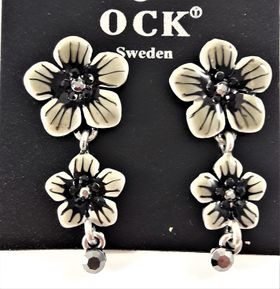 Emaljerat, grå örhänge i form av fembladig blomma med liten blomma och strass