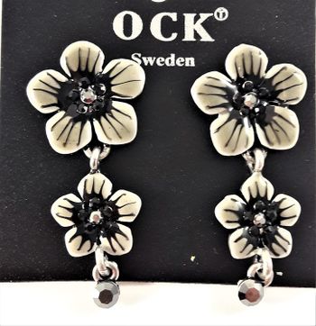 Emaljerat, grå örhänge i form av fembladig blomma med liten blomma och strass