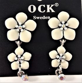 Emaljerat, vitt örhänge i form av fembladig blomma med liten blomma och strass