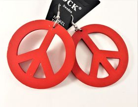 Rött örhänge av trä i form av peacemärke