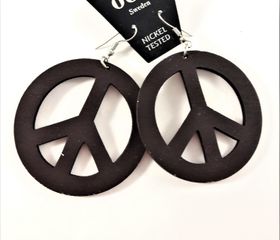 Brunt örhänge av trä i form av peacemärke