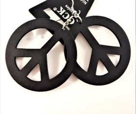 Svart örhänge av trä i form av peacemärke