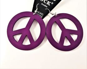 Lila örhänge av trä i form av peacemärke
