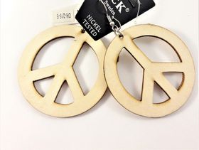 Träfärgat örhänge av trä i form av peacemärke