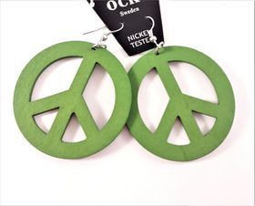 Grönt örhänge av trä i form av peacemärke