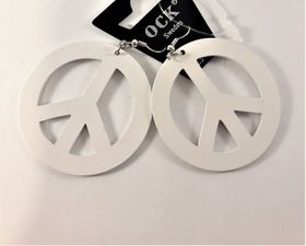 Vitt örhänge av trä i form av peacemärke