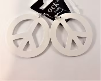 Vitt örhänge av trä i form av peacemärke