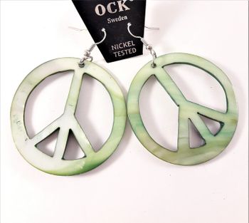 Grönt örhänge av snäckskal i form av peacemärke, stort