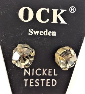 Örhängen, runda med glittrande rökfärgad sten, ca 7 mm