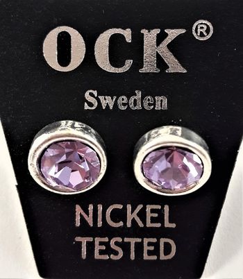 Silverfärgat örhänge, runt med glittrande lila kristall, ca 8 mm