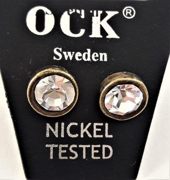 Guldfärgat örhänge, runt med glittrande vit kristall, ca 8 mm