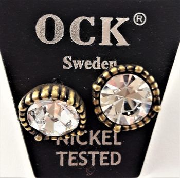 Guldfärgat örhänge, runt med glittrande vit kristall, ca 11 mm