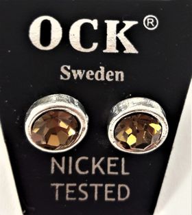 Silverfärgat örhänge, runt med glittrande brun kristall, ca 8 mm