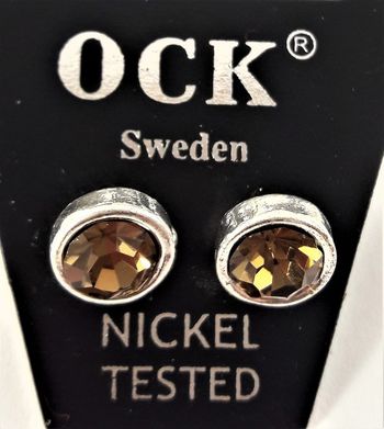 Silverfärgat örhänge, runt med glittrande brun kristall, ca 8 mm