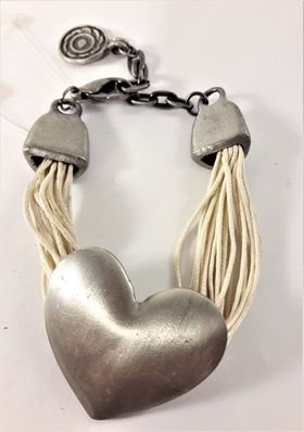 Armband med Vita Trådar och Silverfärgat Hjärta