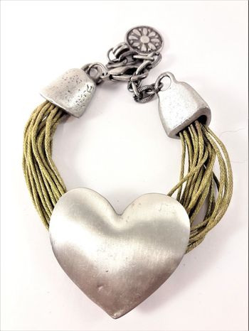 Armband med Ljusgröna Trådar och Silverfärgat Hjärta