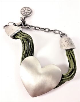 Armband med Olivgröna Trådar och Silverfärgat Hjärta