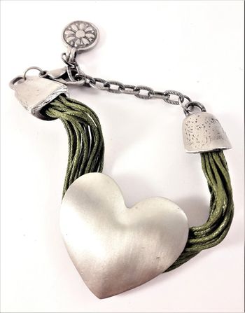 Armband med Olivgröna Trådar och Silverfärgat Hjärta