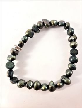 Enkelt Armband med Små Gröna Pärlor och Ring med Strass