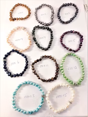 Enkelt Armband med Små Gröna Pärlor och Ring med Strass