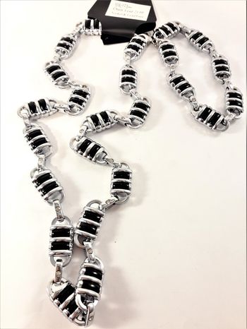 Exklusivt, tungt, silverfärgat halsband med ovala, randiga länkar och matchande armband