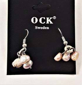 Örhänge med rosafärgade detaljer i hänget