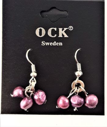 Örhänge med lila detaljer i hänget