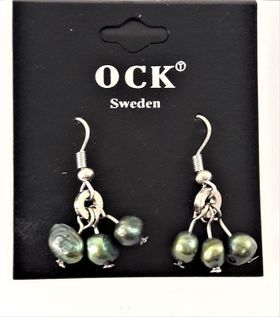 Örhänge med gröna detaljer i hänget