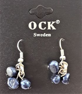 Örhänge med blå detaljer i hänget