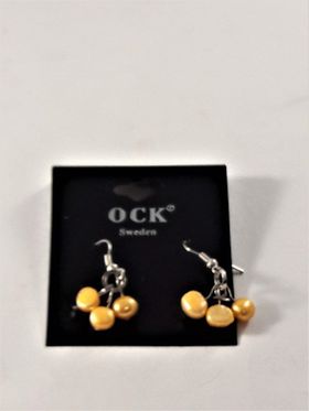 Örhänge med orange detaljer i hänget