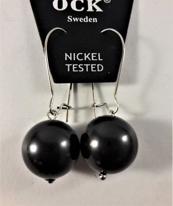 Örhänge med svart pärla, ca 13 mm