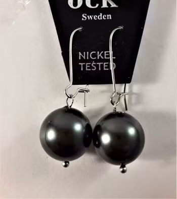 Örhänge med blågrön pärla, ca 13 mm