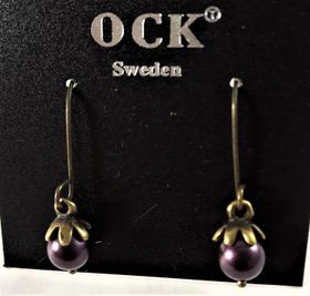 Örhänge med liten lila pärla, ca 10 mm